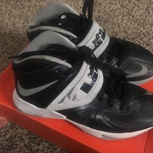 Basketball shoes